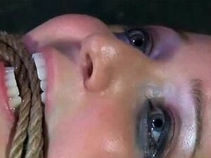 Fille sexy et chaude en action de bondage