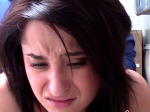 La brune Isabella est soumise par un officier pour qu'il prenne une