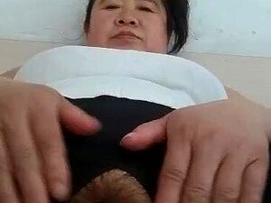 Mamie asiatique se masturbant