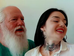 La jeune Snow DeVille a un trio avec de vieux mâles et avale du