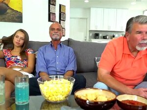 La sexy Liza séduit et baise l'ami de papa Glen