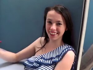 Regardez une jolie belle-belle-fille baisée dans la bibliothèque