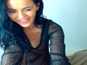 Une latina chaude et en flammes danse. Une latina chaude et flammes