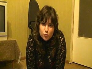 Une BBW mature et poilue se déshabille, sa femme mature et poilue