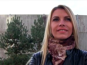 Agent blonde chaude baisée en public