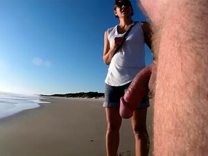 Un amateur nu découvre son gros poteau de viande sur la plage