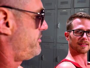 Découvrez la puissance de la sensualité mature alors qu'un beau