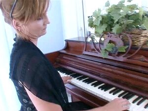 Petite femme au foyer se déshabille et jouets