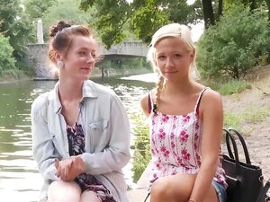 Les filles allemandes s'amusent dans le vestiaire