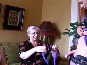 Deux mamies chaudes et une ladyboy