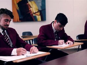 Prof baisée en gang par quatre de ses jeunes élèves. La prof de 50