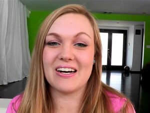 La mignonne affamée de grosse bite Summer Daize se fait baiser