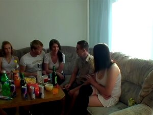 Baiser en groupe à la fête,