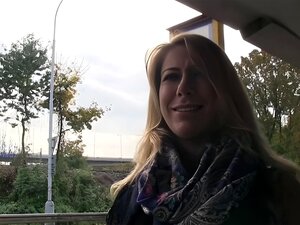Blonde amateur aux gros seins baisée en public en plein air. Une