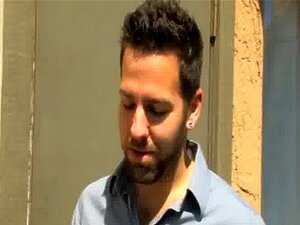 Modèles masculins Après que l'homme mince gargarise sa bite, Preston