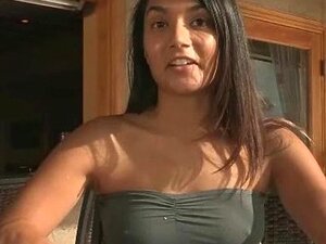 Belle arabe nue dans le resort