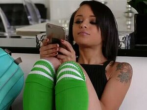 ExxxtraSmall - La petite mignonne Holly Hendrix se fait baiser le cul