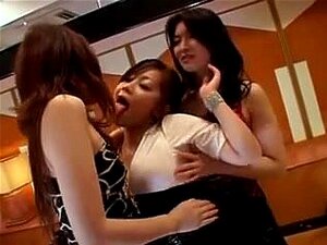 Des putes japonaises en chaleur dans une action saphique de groupe.