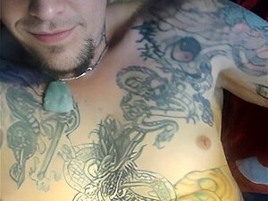 Une tatoueuse sexy aime un bon corps très tatoué deux jouets beau