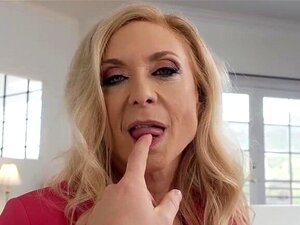 Nina Hartley est une belle-mère lascive aux cheveux dorés que