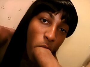 Découvrez une expérience torride avec une beauté ébène dans un