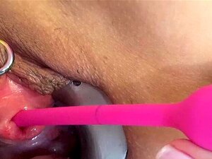Femme pisse trou jouant à l'insertion urétrale avec Endoscope Cam