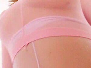 Petite blonde Bella câline avec un tuyau