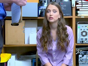 La mignonne voleuse à l'étalage Izzy Lush est au bureau pour une