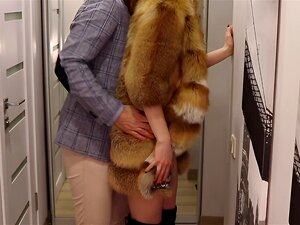 Fille sexy en talons hauts noirs et manteau de fourrure de luxe