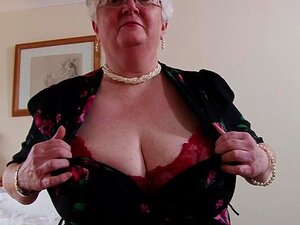 Une grand-mère mature britannique se masturbe