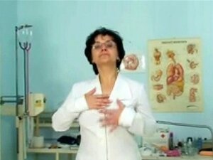 Vieille dame infirmière en chef, chatte poilue et perverse