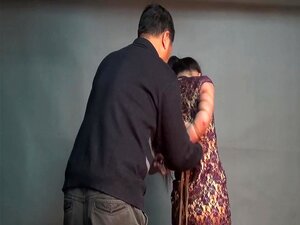 Défi extrême hogtie-hang de Yaner, Yaner est une belle fille