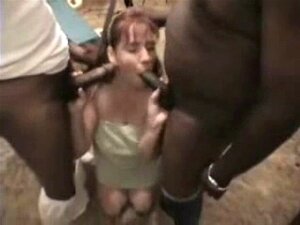 Le mari filme sa femme ronde en train de baiser deux mecs noirs. Il