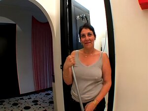 Il a baisé sa bonne pendant qu'elle travaillait