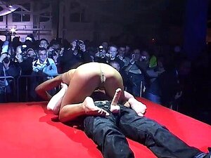 vrai show porno sur scène publique