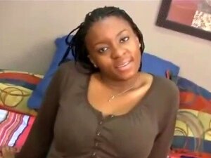 Petite amie ébène juteuse montrant ses seins. Ma copine ébène