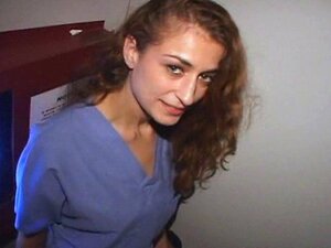 Une infirmière coquine avale des échantillons de sperme dans le