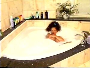 La plantureuse Tiziana se fait baiser dans la salle de bain + belle