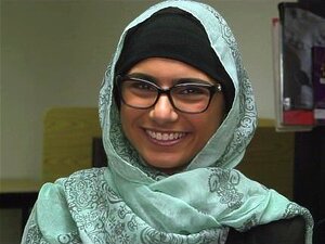 Mia Khalifa à la bibliothèque