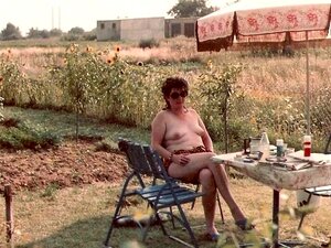 Martina entièrement nue. Seins naturels et chatte poilue