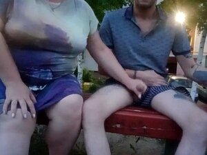 me branler la bite dans la cour sur un banc
