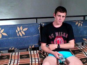 Deux jolis garçons gays se relaient pour avaler des queues raides