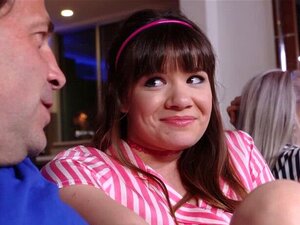 Alison Rey et Iris Rose chevauchent la bite de leur beau-père. Les