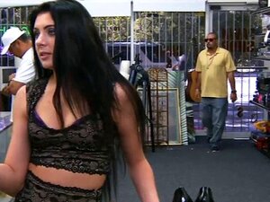 Babe vend sa bague et son minou baisés. Une salope amateur vend sa