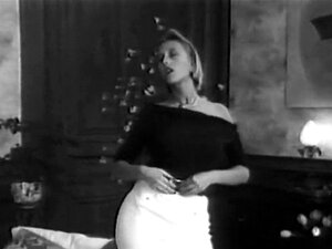 Charmante fille à gros seins danse strip-tease