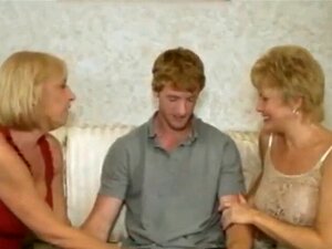 Une gilf échangiste suce une bite. Une gilf chevauchée et