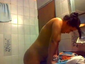 Fille bronzée frottant sa chatte sur le lavabo. Fille bronzé