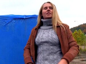 L'amateur Zuzana montre ses seins fermes et se fait baiser fort, la