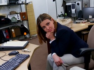 Une femme d'affaires Foxy montre ses gros seins puis se fait marteler