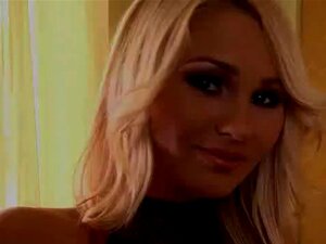 Une magnifique blonde se fiste sur le lit
